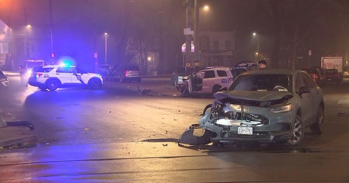2 Philadelphia police officers injured in overnight crash in North Philly