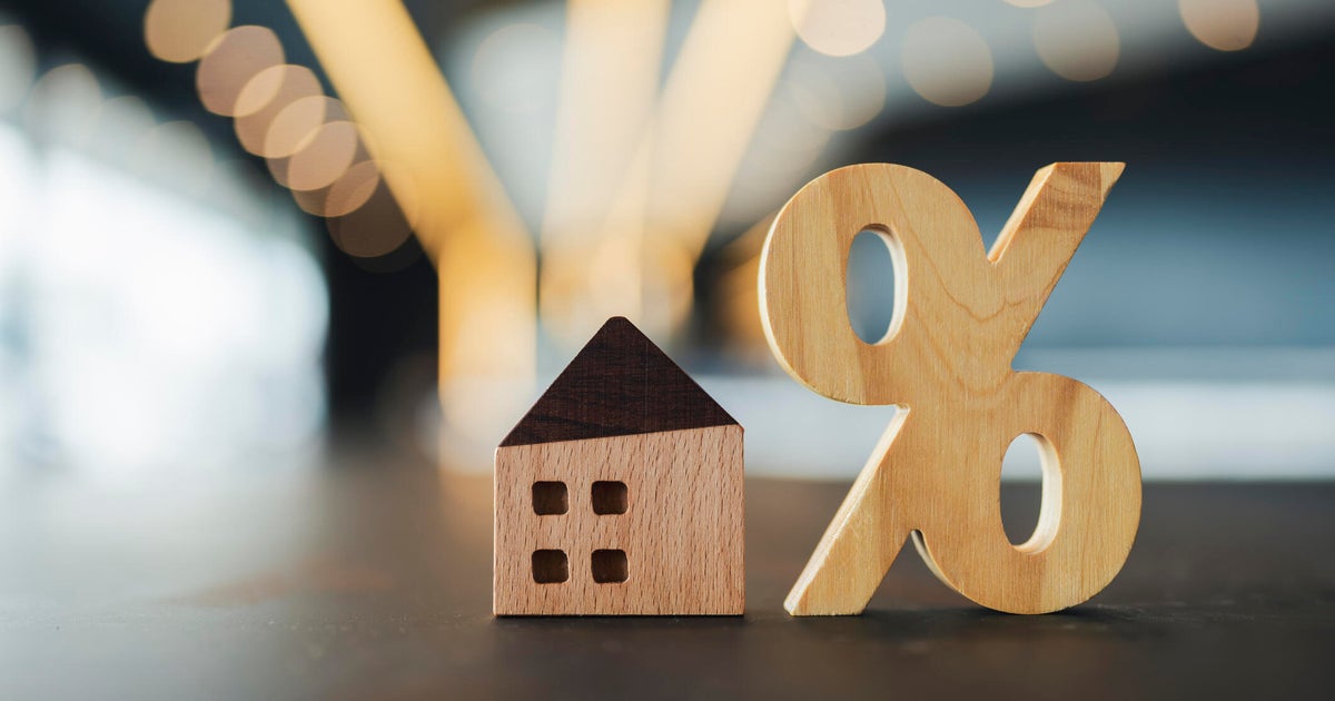 Mortgage rates fall to their lowest level in 2025