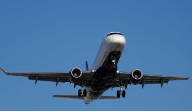 Delta flight from Detroit to Chicago's Midway Airport arrived safely after cracked windshield found