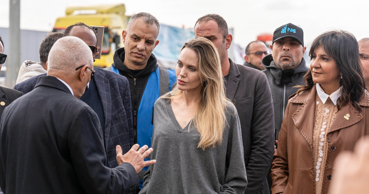 Angelina Jolie visits Egyptian side of Rafah crossing to meet with Palestinian refugees and aid workers