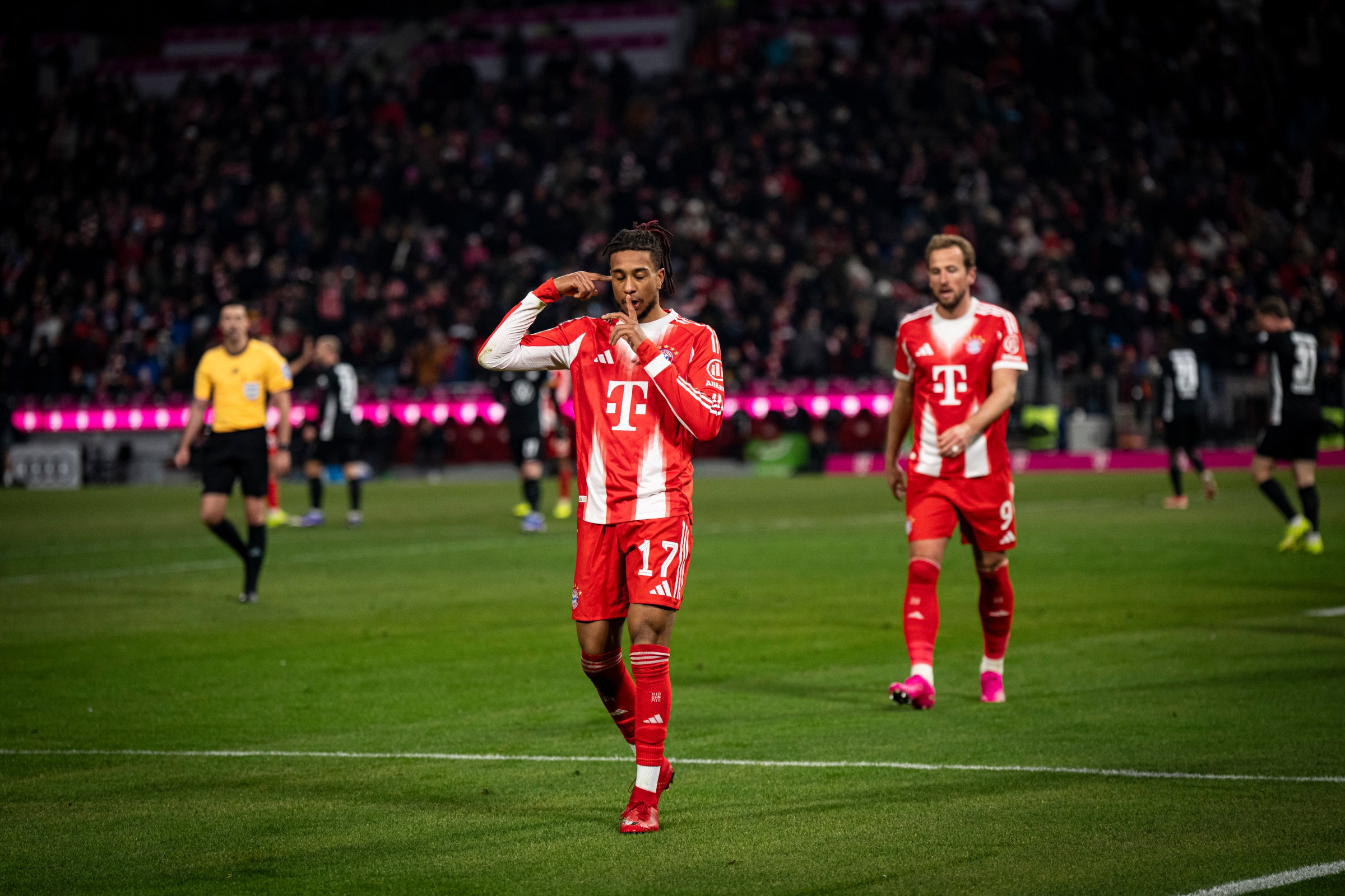 The nonchalant king strikes yet again. (Photo by M. Donato/FC Bayern via Getty Images)