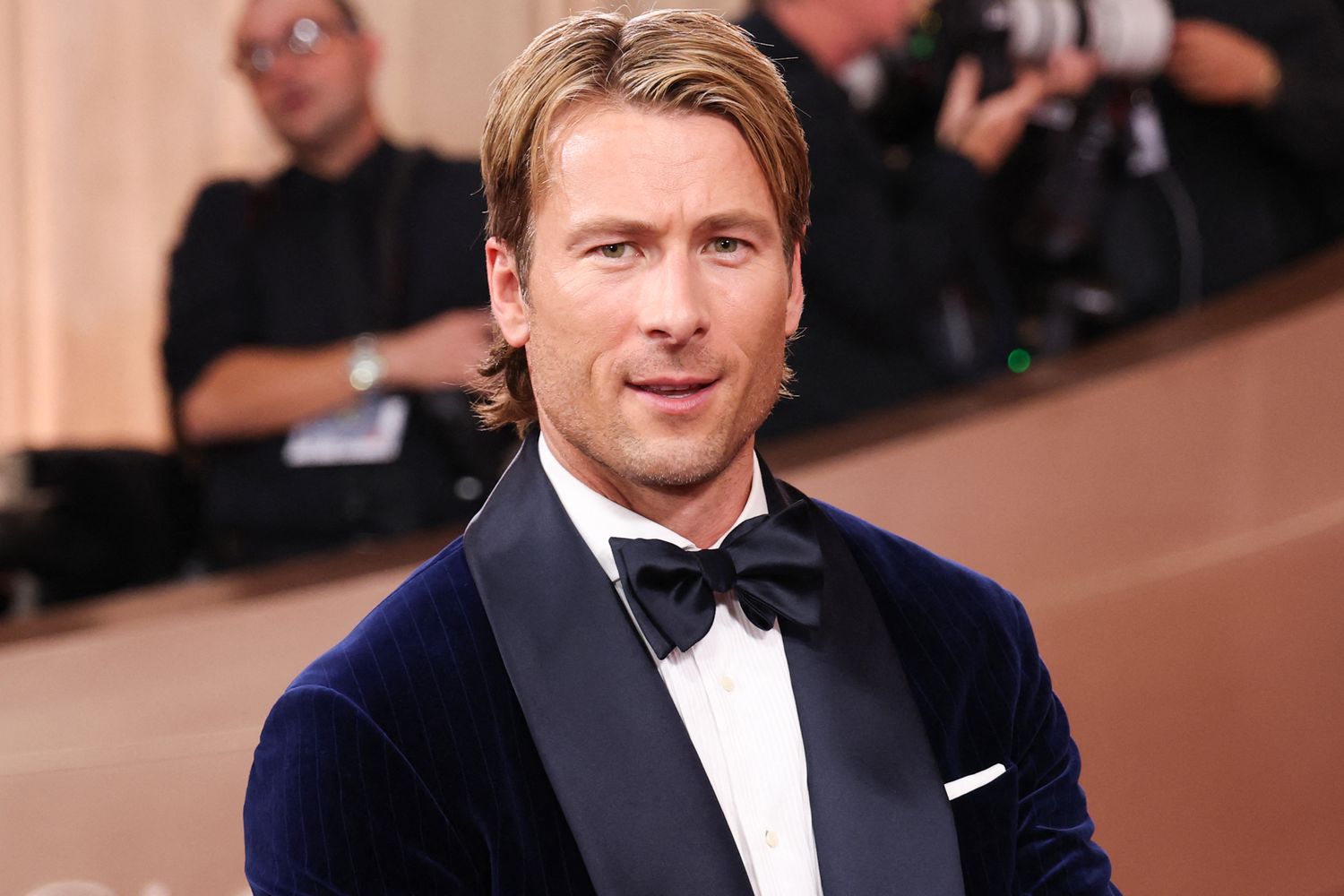 Glen Powell reveals why he's 'walking a little weird' at Golden Globes 2026