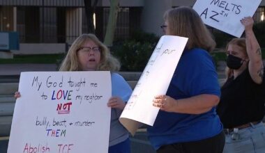 Arizona faith leaders hold vigil at Phoenix ICE office in solidarity with Minneapolis