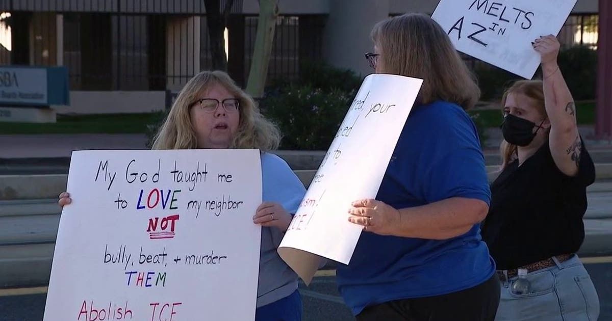 Arizona faith leaders hold vigil at Phoenix ICE office in solidarity with Minneapolis