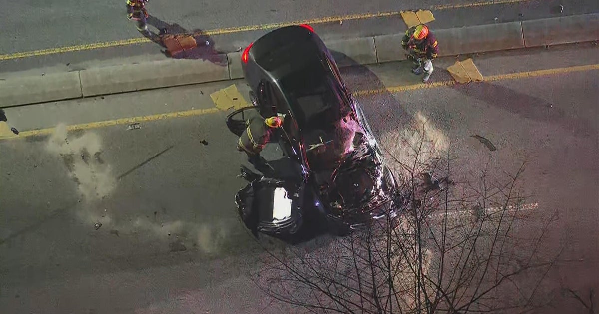 Crash on Lincoln Drive in Philadelphia leaves 1 dead, 4 injured, police say
