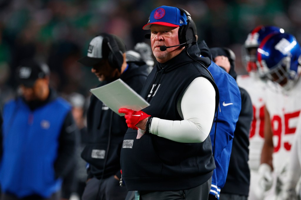 New York Giants defensive coordinator Don "Wink" Martindale on the sidelines.