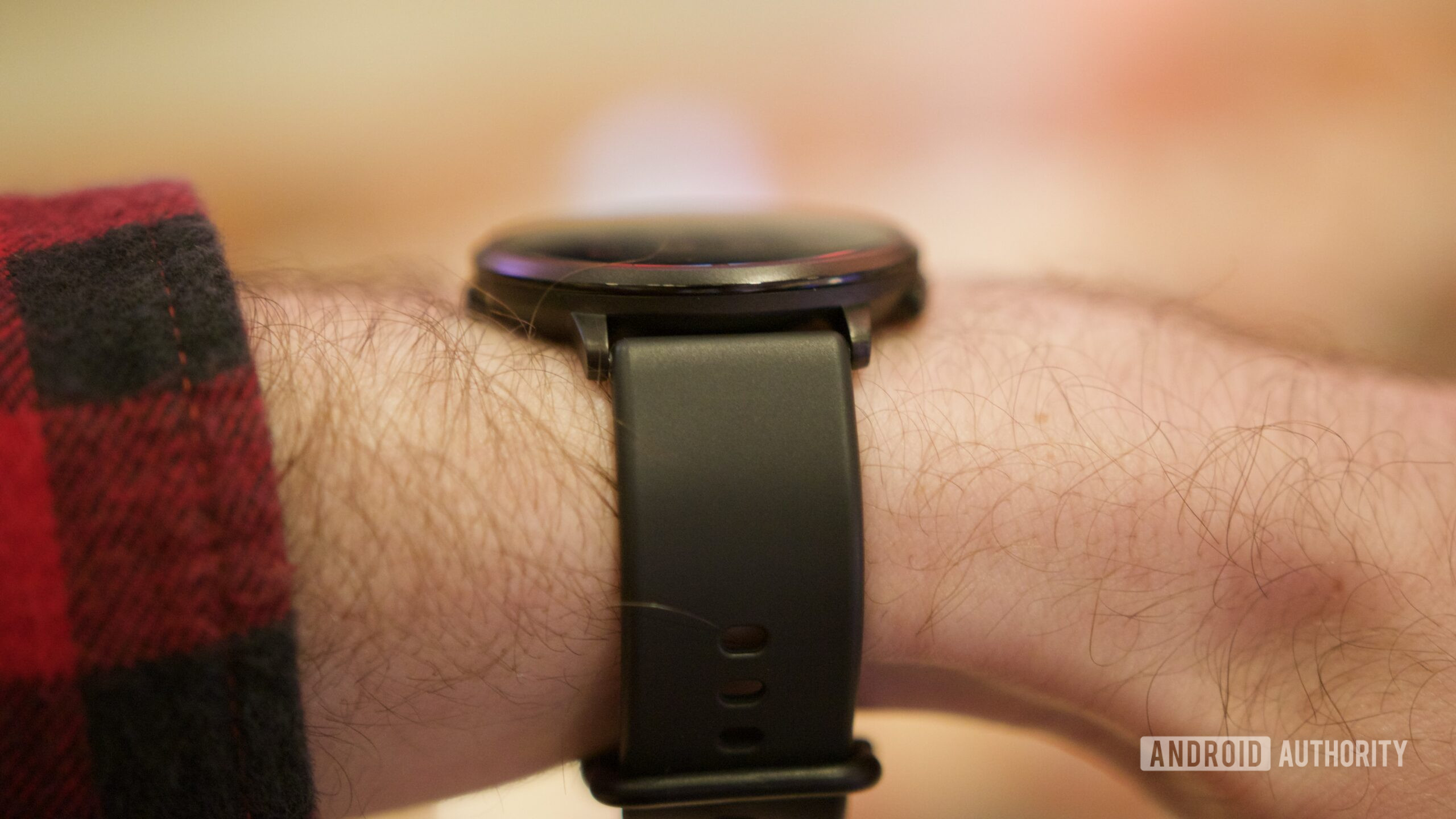 pebble round 2 hands on ces 5 Side view of the Pebble Round 2.