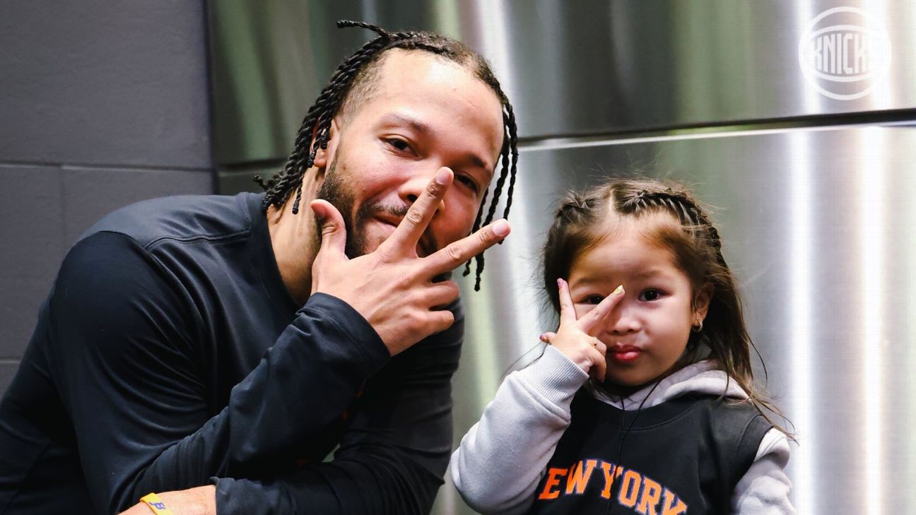Jalen Brunson and the toddler obsessed with his 3-point celebration