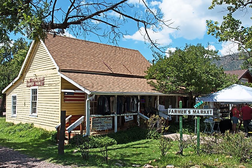 The Pine-Strawberry farmers market.
