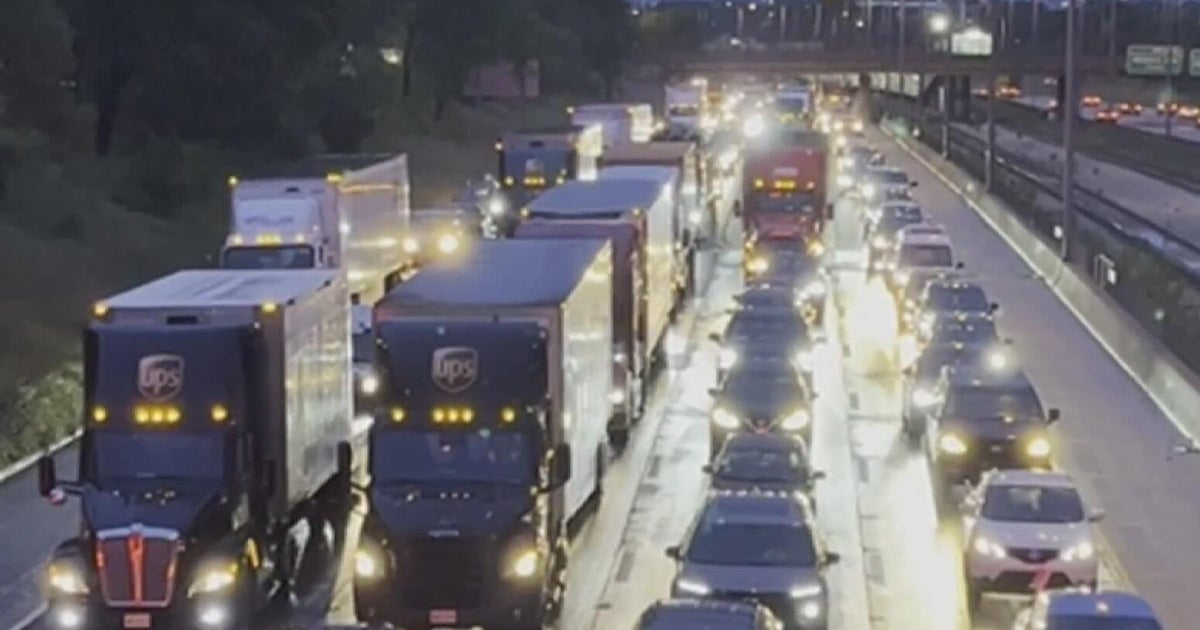 Crash shuts down eastbound lanes of Eisenhower Expressway; injuries reported