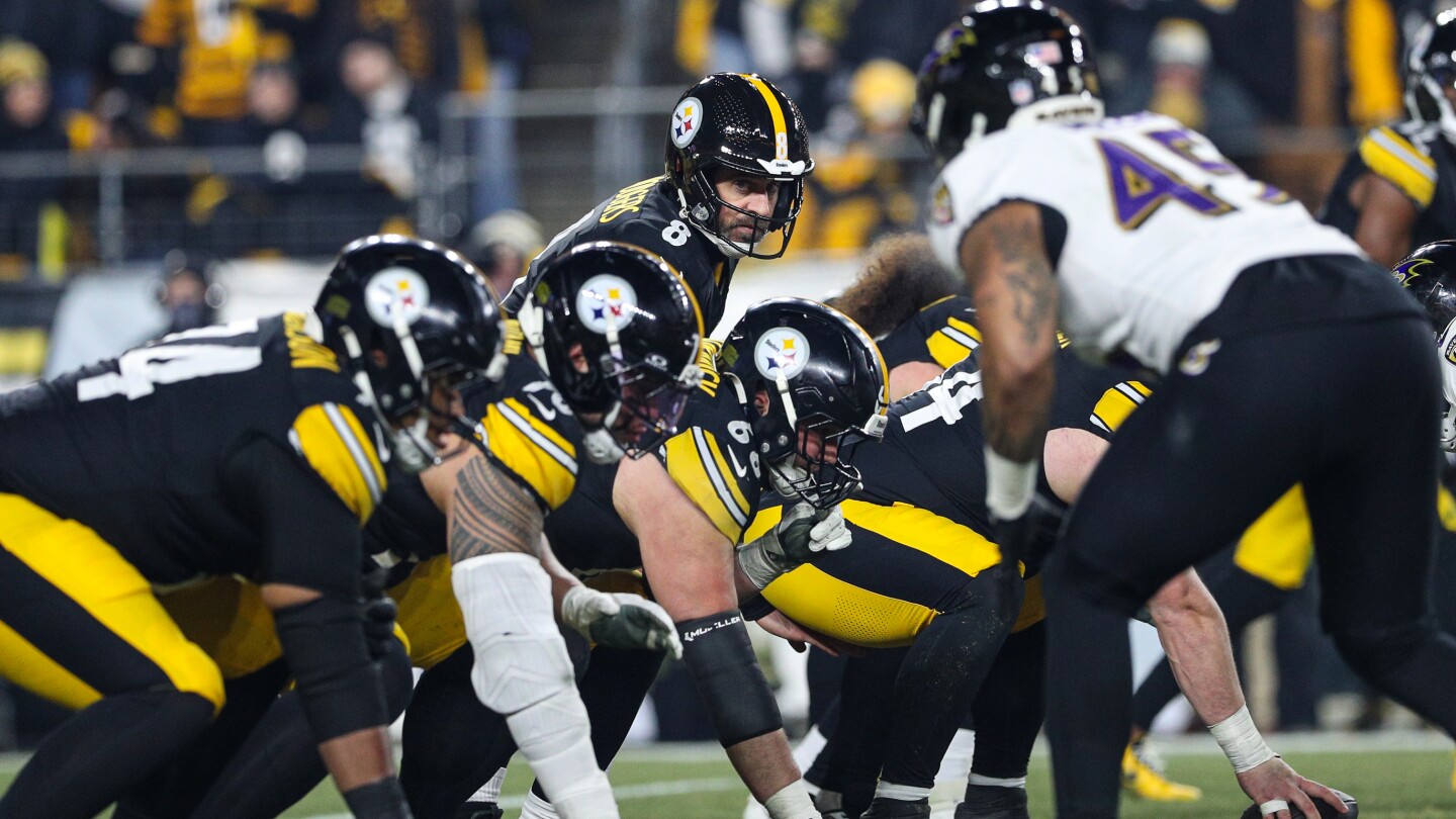 Aaron Rodgers is happy to have no "leaks in the boat" with the Steelers