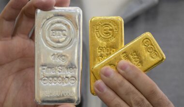 Gold, silver extend sell-off in precious metals after historic plunge