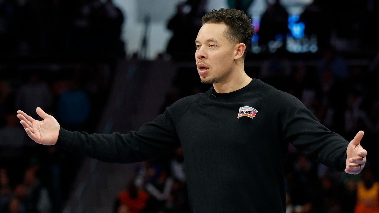 Snowstorm grounds Spurs, forces a later start for San Antonio's home game Sunday against Magic