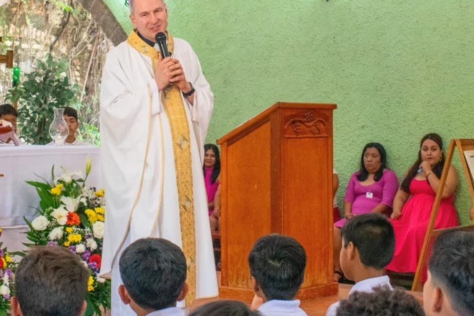 Bishop Ronald Hicks celebrates a school graduation Mass for children in Miacatlán, Morelos state, during his visit to Mexico in 2025. | Credit: Nuestros Pequeños Hermanos Mexico
