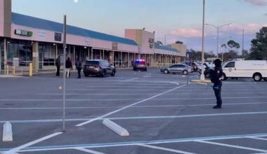 2 men shot during store robbery in Lakeshore area, 1 in life-threatening condition