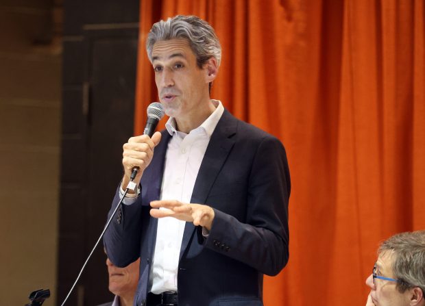Evanston Mayor Daniel Biss, candidate for the Illinois 9th district, speaks during a public forum at the Warren Park Fieldhouse in Chicago on Jan. 15, 2026. (Terrence Antonio James/Chicago Tribune)