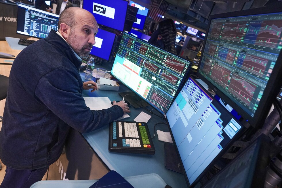 US stocks drift to a mixed finish as yields fall after a discouraging report on US shoppers