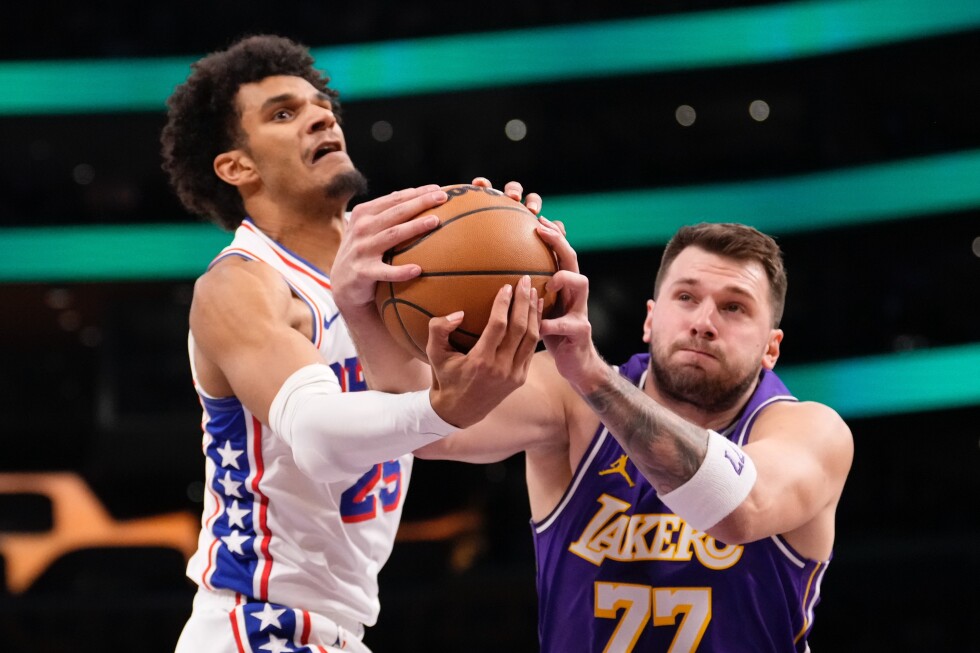 Luka Doncic to have MRI after leaving Lakers' game against 76ers with left leg injury