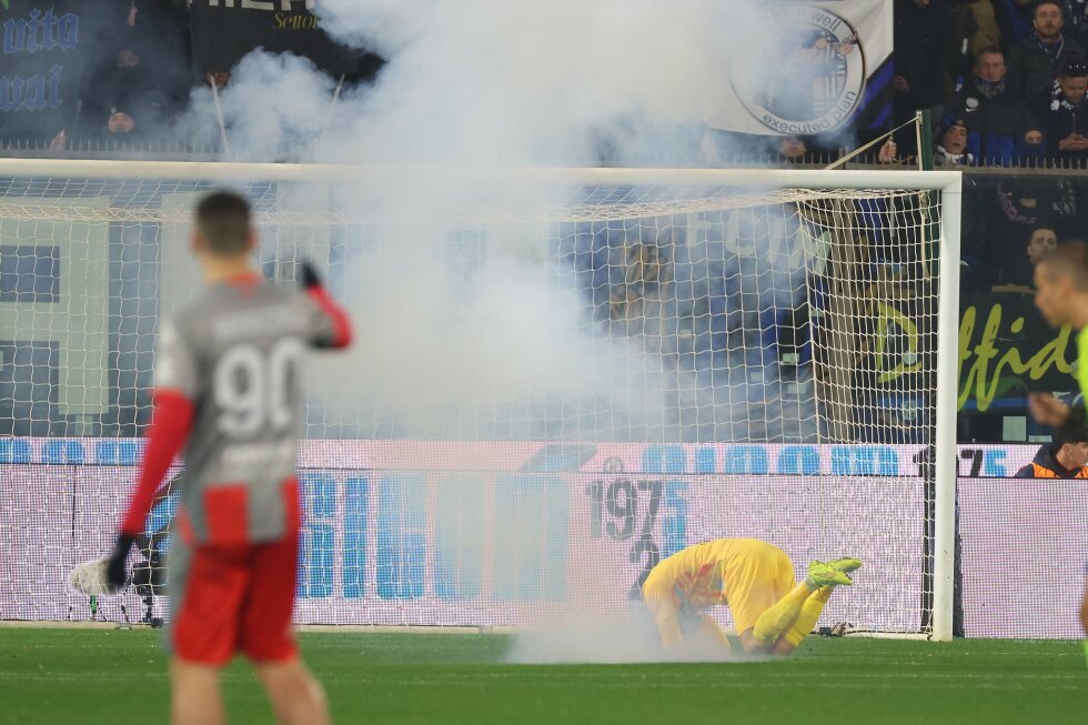 Inter Milan match halted as flare hits Cremonese goalkeeper