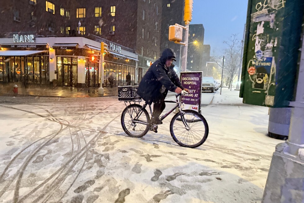 New York and northeastern US prepares for heavy snowfall and blizzard warnings