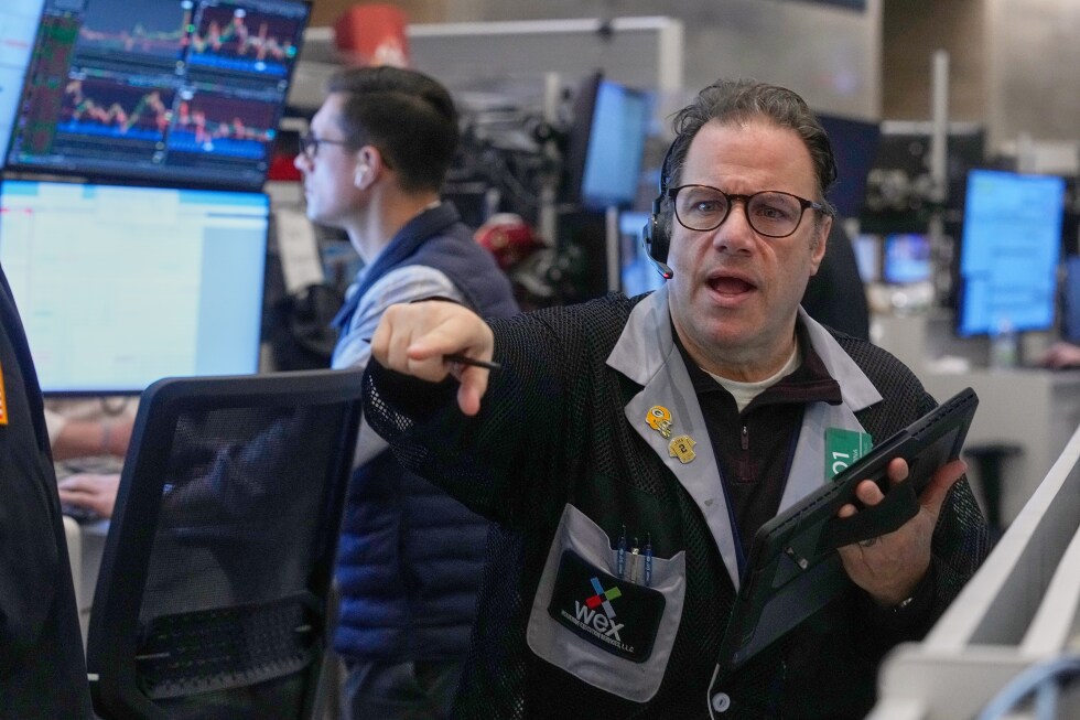 US stocks edge higher after swinging through worries about AI and the economy