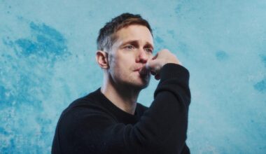 Alexander Skarsgård and dad Stellan help 'SNL' hit 1,000th episode