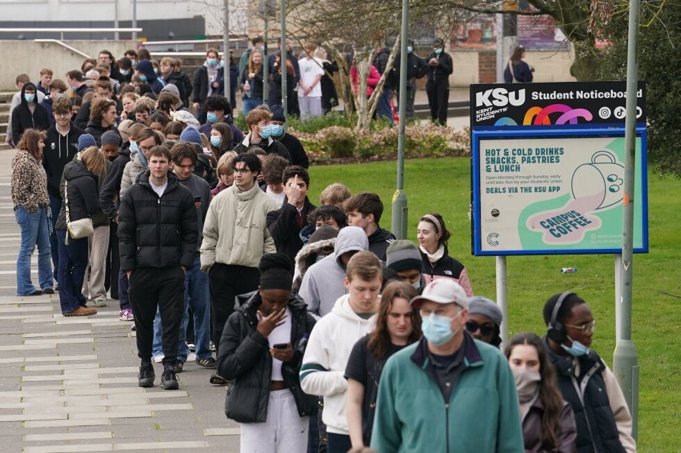 Meningitis outbreak in England kills at least 2