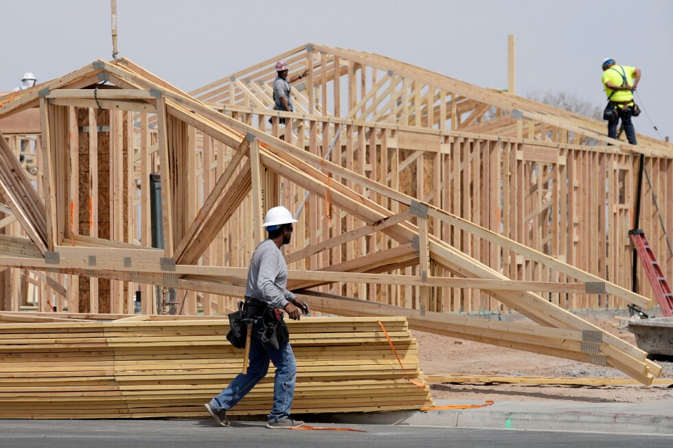 US jobless claims edge down to 213,000 as layoffs stay historically low