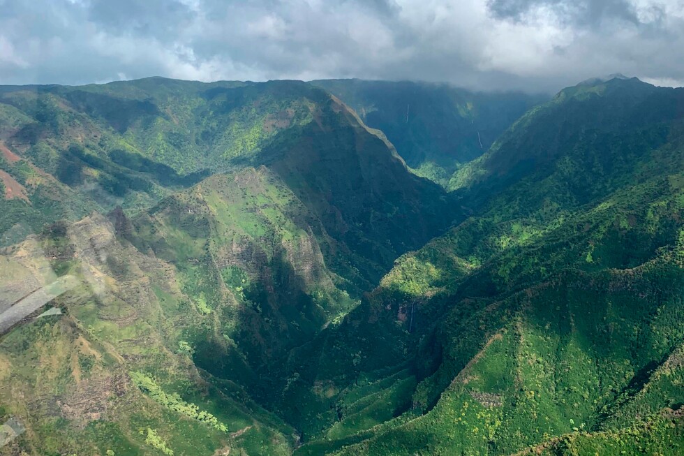 3 killed in helicopter crash on Kauai's Na Pali Coast