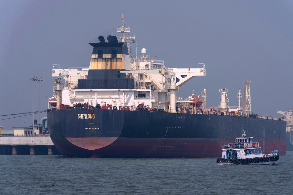 What happened the last time shipping was disrupted in the Strait of Hormuz