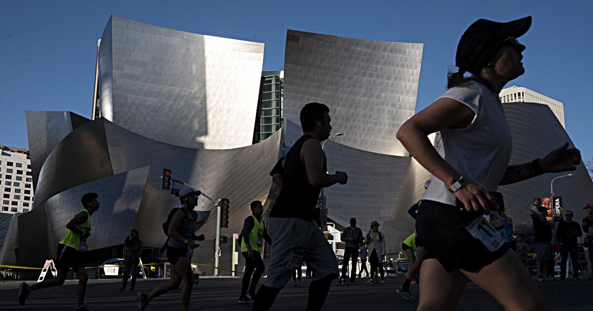 Weaker Santa Ana winds and heat hits LA