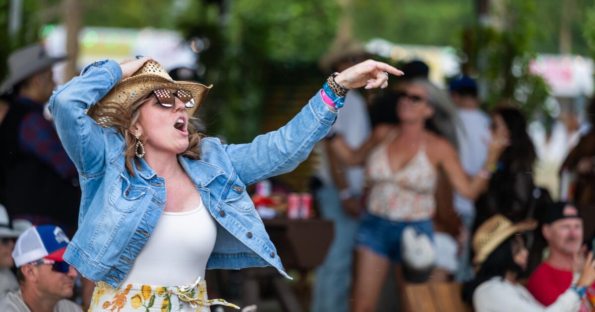 Strong winds cause Stagecoach to be briefly postponed, fans evacuated