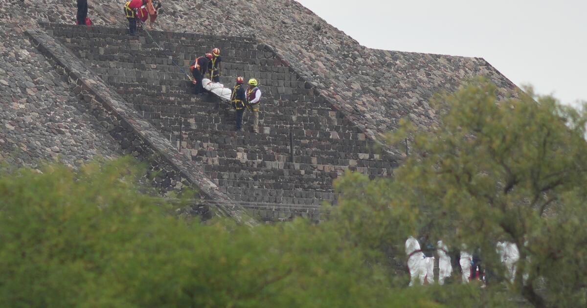 Gunman kills tourist and wounds 6 others on Mexico's Teotihuacán pyramid