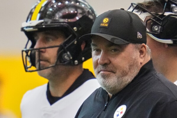 Pittsburgh Steelers quarterback Aaron Rodgers, left, and head coach Mike McCarthy participate during NFL football practice in Pittsburgh, Wednesday, May 20, 2026. (AP Photo/Gene J. Puskar)