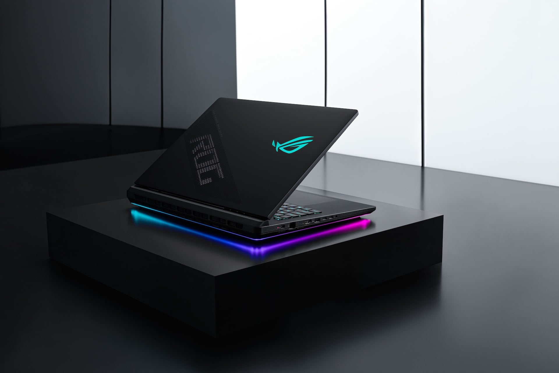 2026 Rog Strix Scar 18 G835 on a plinth