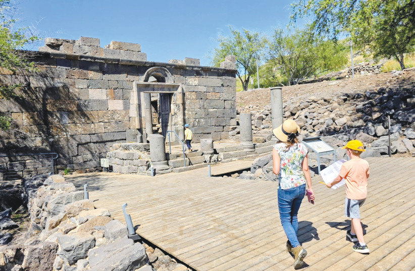 Ancient World Wonder Feeling: Walking alone through the massive black stone pillars brings ancient history alive, feeling very much like exploring famous world wonders like Angkor Wat in Cambodia or the ruins of Antigua in Guatemala.