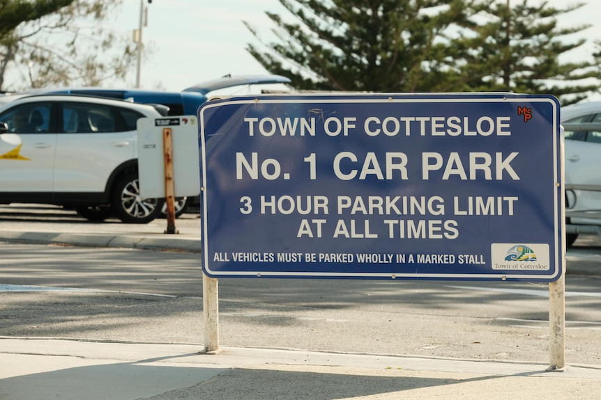 A car park sign by Cottesloe Beach saying "3 hour parking limit at all times".