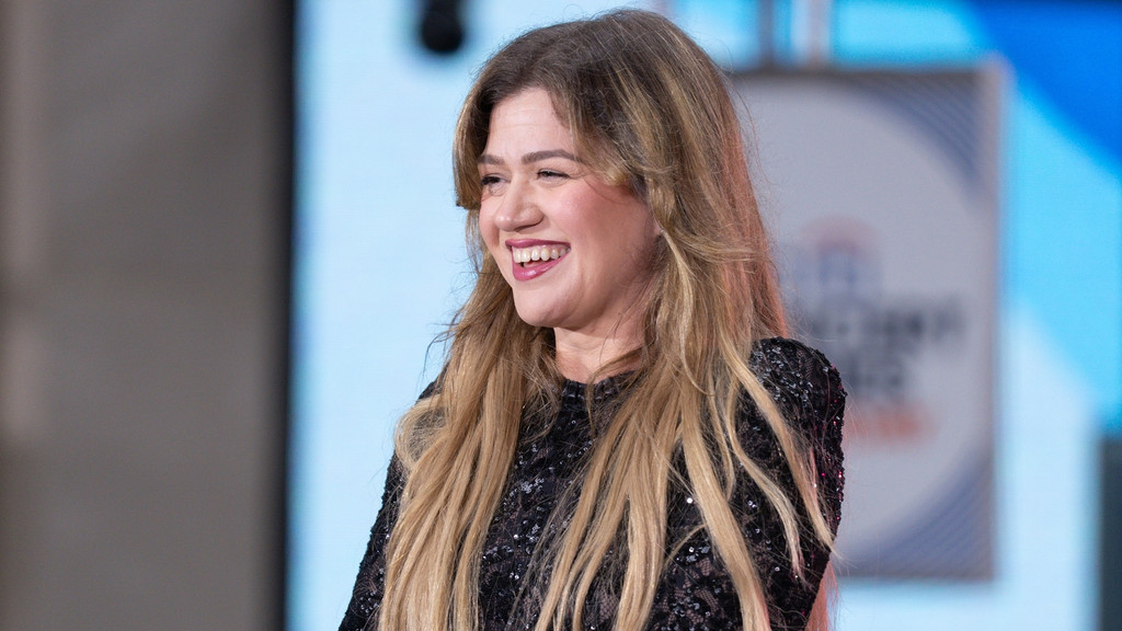 Kelly Clarkson cries about end of her talk show