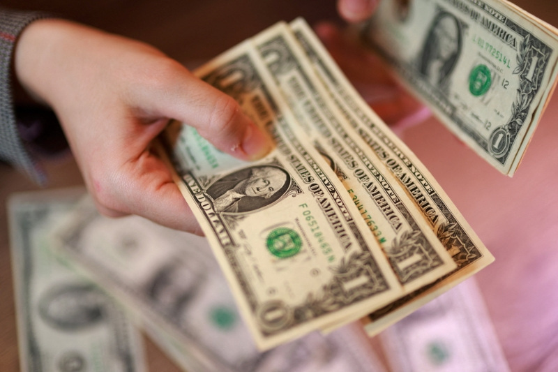 Inflation fears and Iran uncertainty lift the dollar
