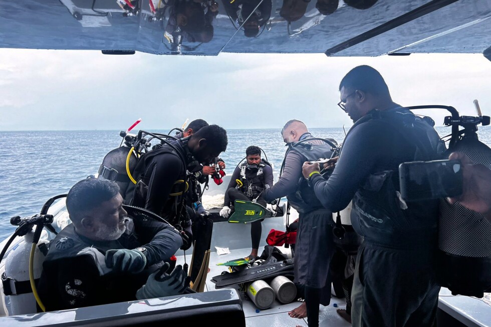 Maldives halts search for divers after military diver's death