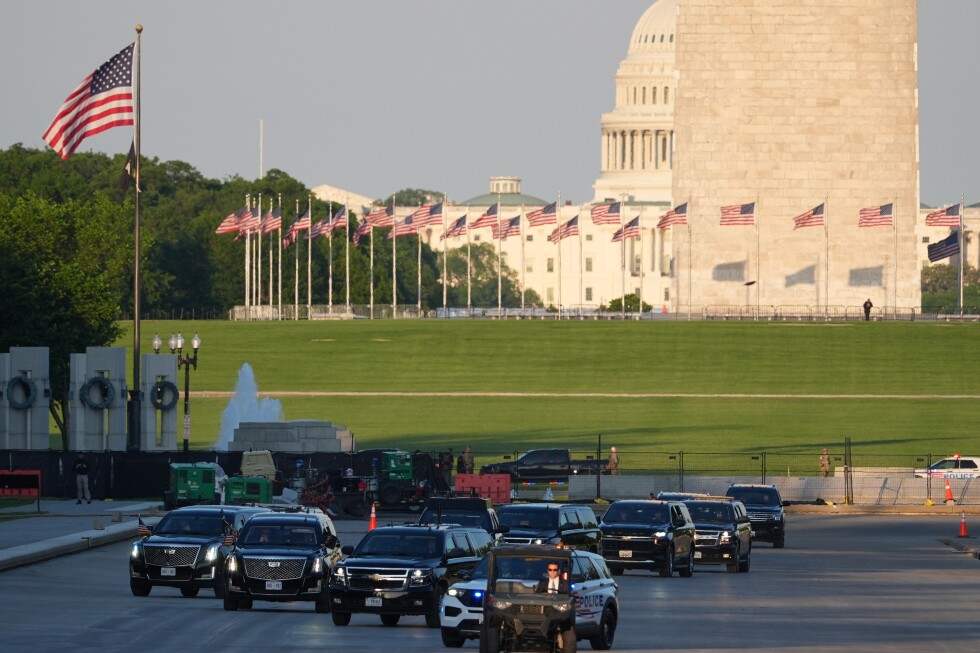 Trump tours Lincoln Memorial Reflecting Pool paint job