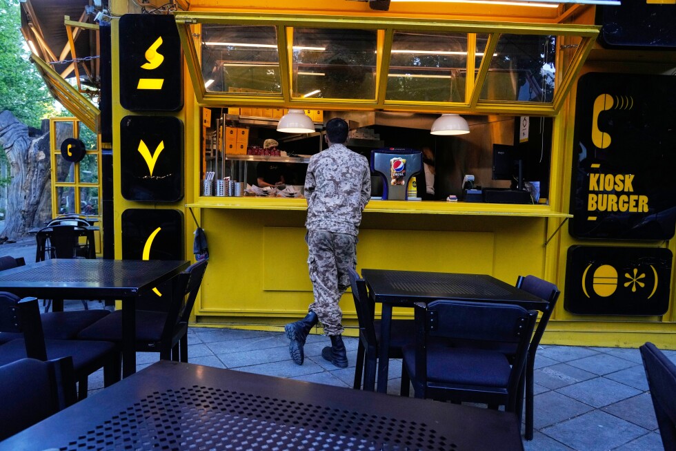 Soaring inflation and plummeting economy test Iran in wartime