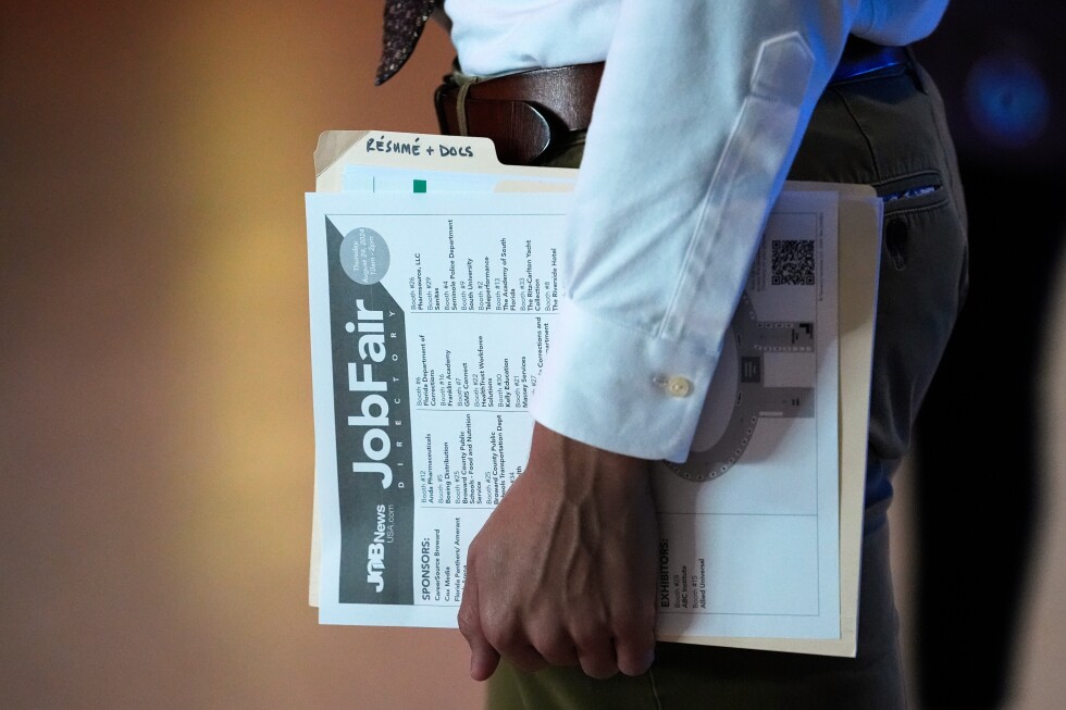 US jobless benefit claims hit 211,000, rising from previous week