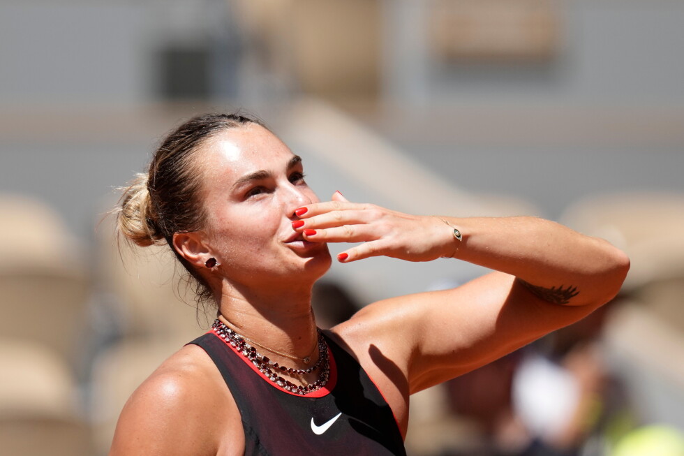 Aryna Sabalenka's necklaces sparkle in the French Open sun during 1st-round win