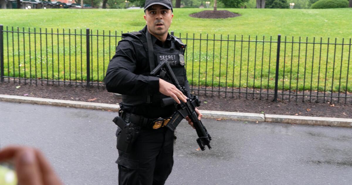 Suspect dead after approaching White House with weapon