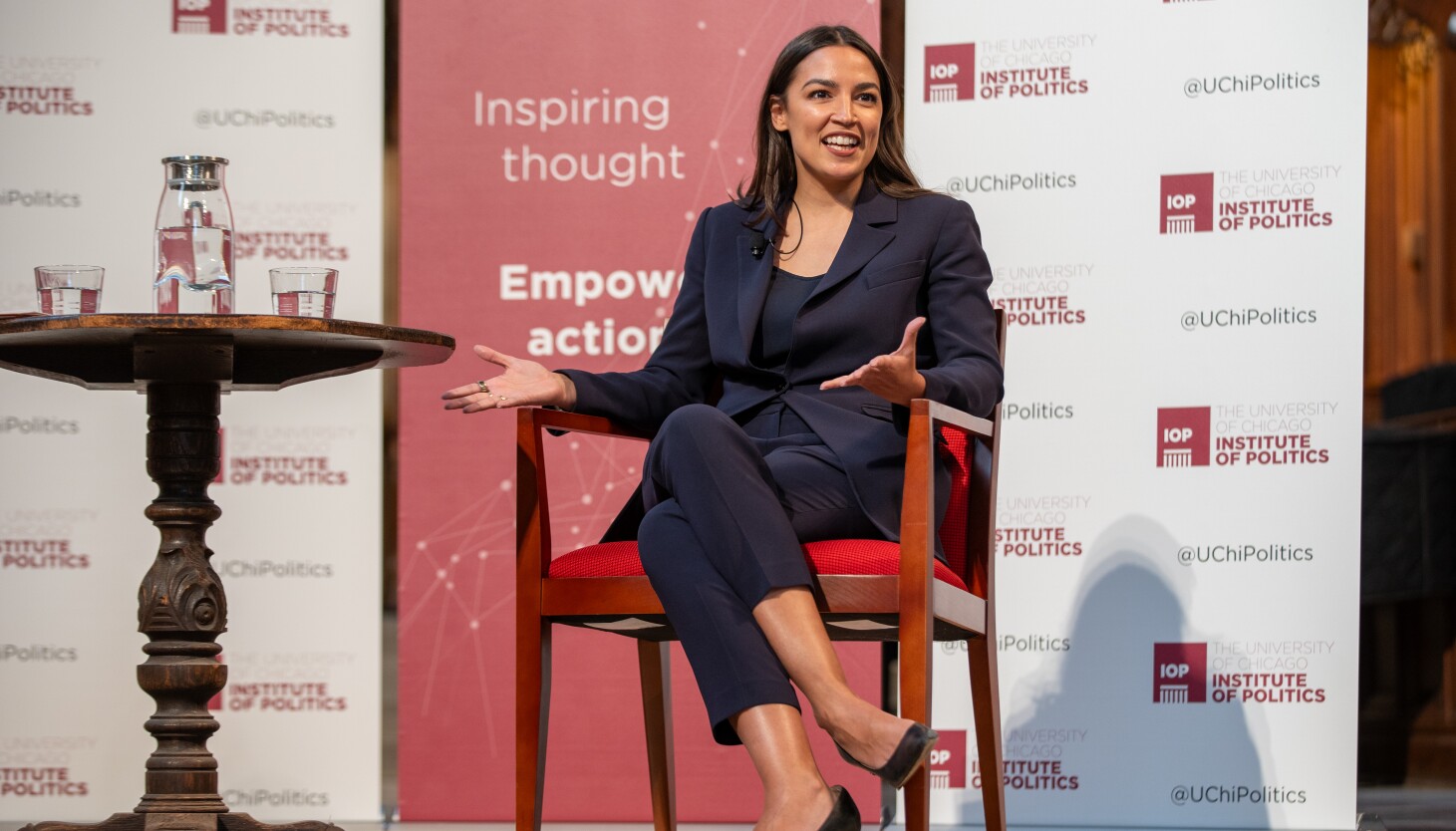 AOC defends comment about billionaires while visiting Chicago