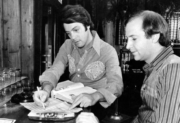 Rich Melman, left, gives direction to R.J. Grunts manager Danny Coval in October 1974. (Chicago Tribune historical photo)