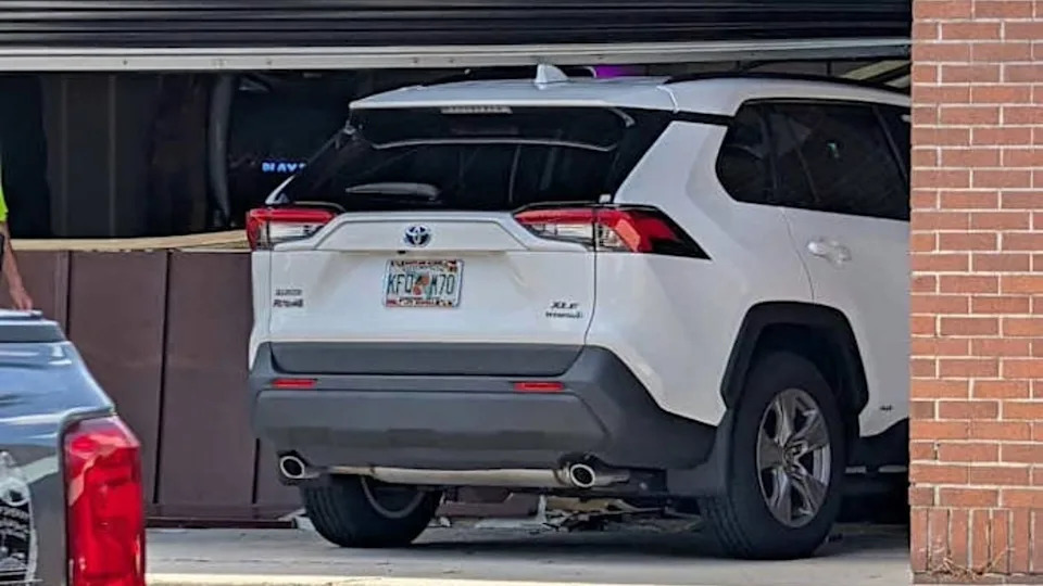 Driver crashes SUV into Kickers Country Bar on Beach Boulevard