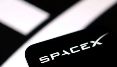 SpaceX, Charter discuss mobile phone partnership in US, Bloomberg News says