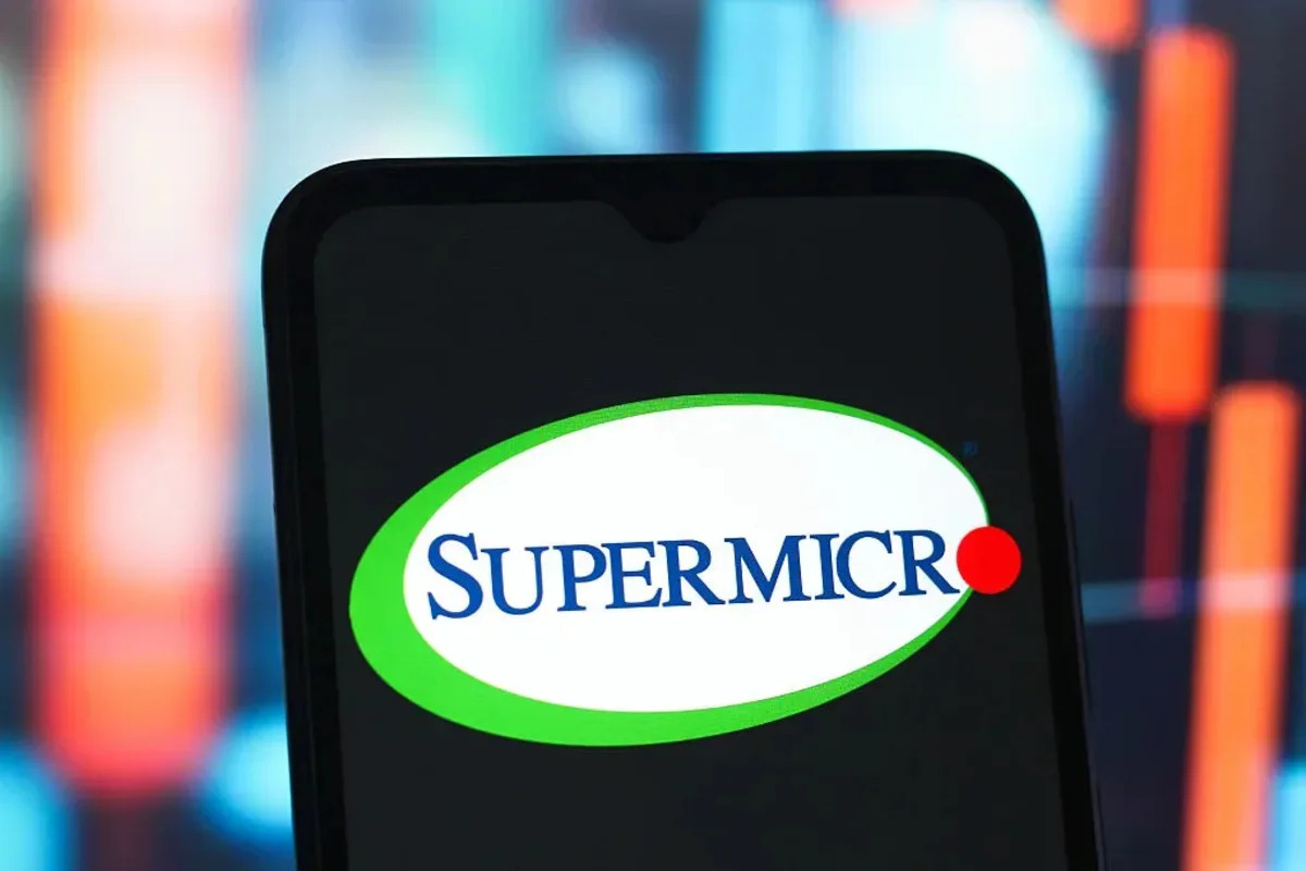 SMCI Stock Slides 7% — Taiwan Authorities Raid Super Micro Offices In AI Chip Export Probe, Says Report